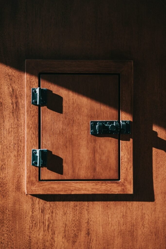 Soft-close hinges