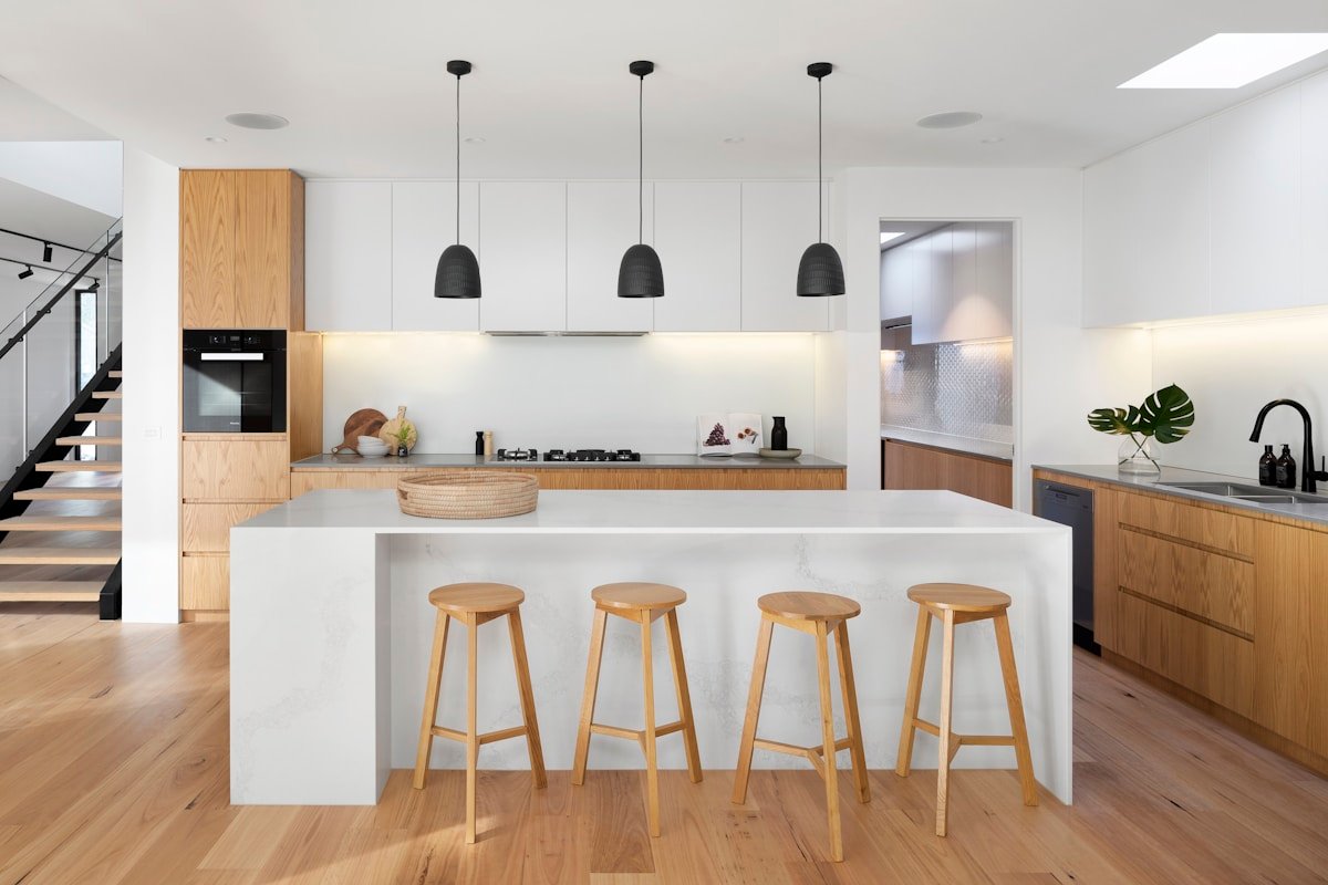 PU vs Laminate Kitchen Finish: Which Should You Pick? 1 Wooden cabinet finish texture and grain